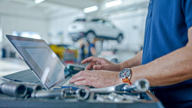 Especialista en autopartes trabajando